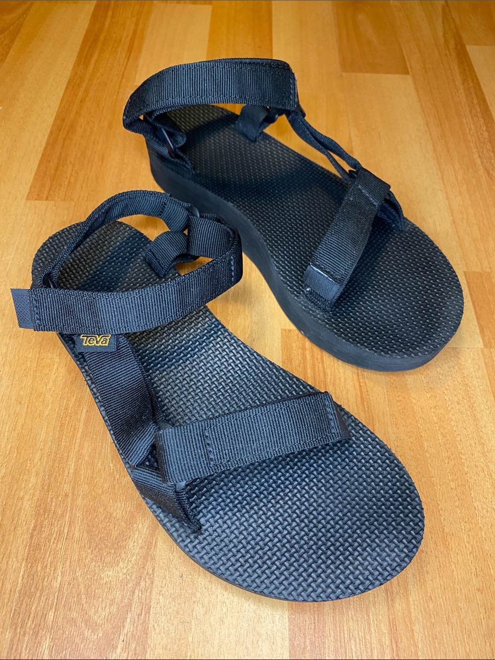 Teva Women’s Original Universal Black Velcro Strap Sandals Size 9